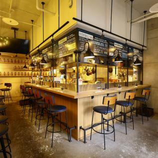 회사 돌아가는 동료와 한 잔이나 혼자 부담없이 술을 즐기고 싶을 때는 카운터 석을 추천.엄선한 하이볼을 비롯해, 음료와 충실한 일품 후드로 하루의 피로를 풀 수 있는 공간.눈앞의 오픈 키친에서 보이는, 조리의 풍경을 바라보면서, 다음에 먹는 메뉴를 생각한다… 그런 호화로운 시간은 어떻습니까?