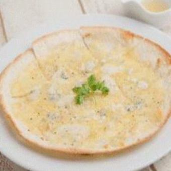 4種のチーズのトルティーヤピザ