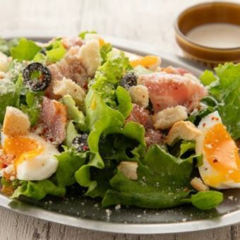 ベーコンとオリーブのシーザーサラダ