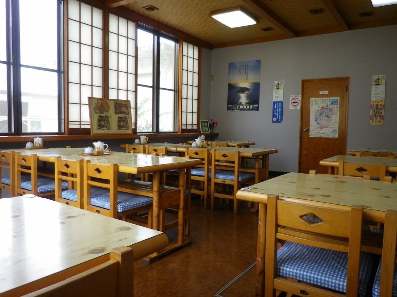 広々とした明るい店内は、40席あるので大人数での来店もOK。高足がになど、自慢の魚介類を思いっきり楽しんで。