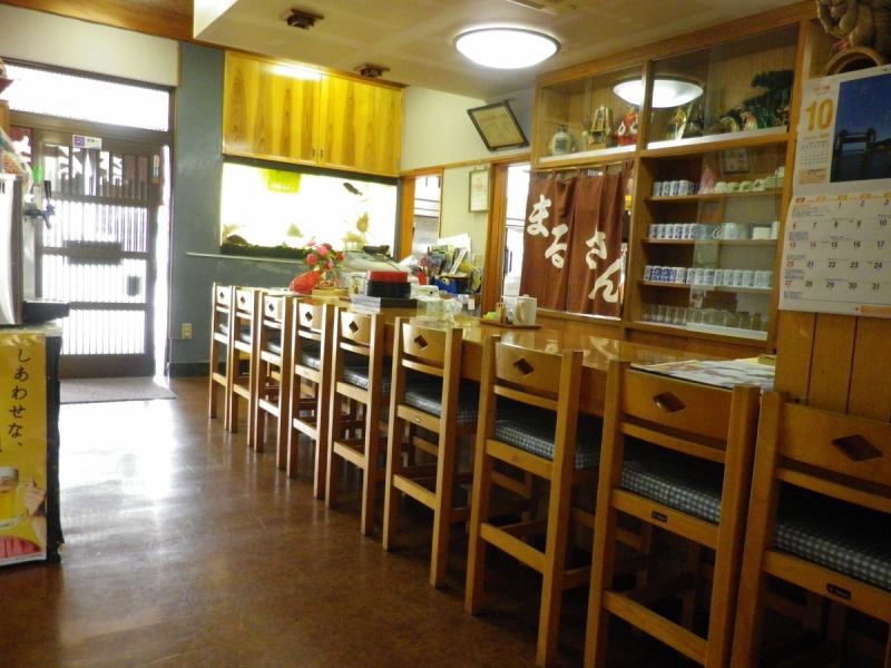 カウンター席もあるので、一人でも気軽に来店できるのが嬉しい。旬な魚をつまみにおいしいお酒を一杯どうぞ。