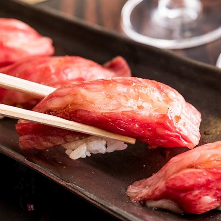 肉本来の旨味を味わえる肉寿司は口の中でとろける極上の逸品！
