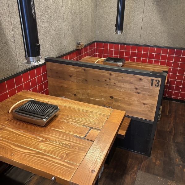 大阪天満で唯一のとりさし居酒屋がニューオープン！新鮮な鶏刺しをリーズナブルに楽しめるのが魅力。清潔感のある店内にはカウンターとテーブル席があり、自分で焼くスタイルも楽しめます☆