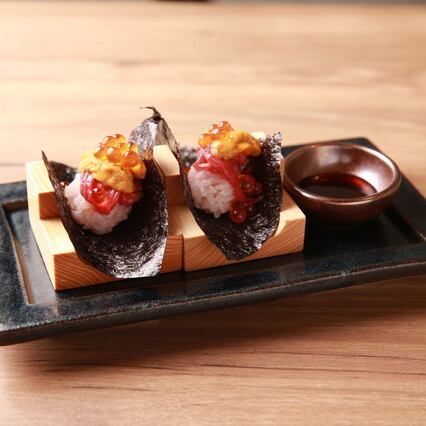 Hand-rolled meat sushi (sea urchin and salmon roe)