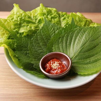 Lettuce and sesame leaves