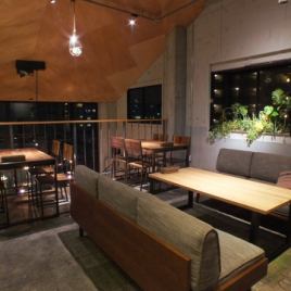 窓側のお席は夜景が見える人気席！