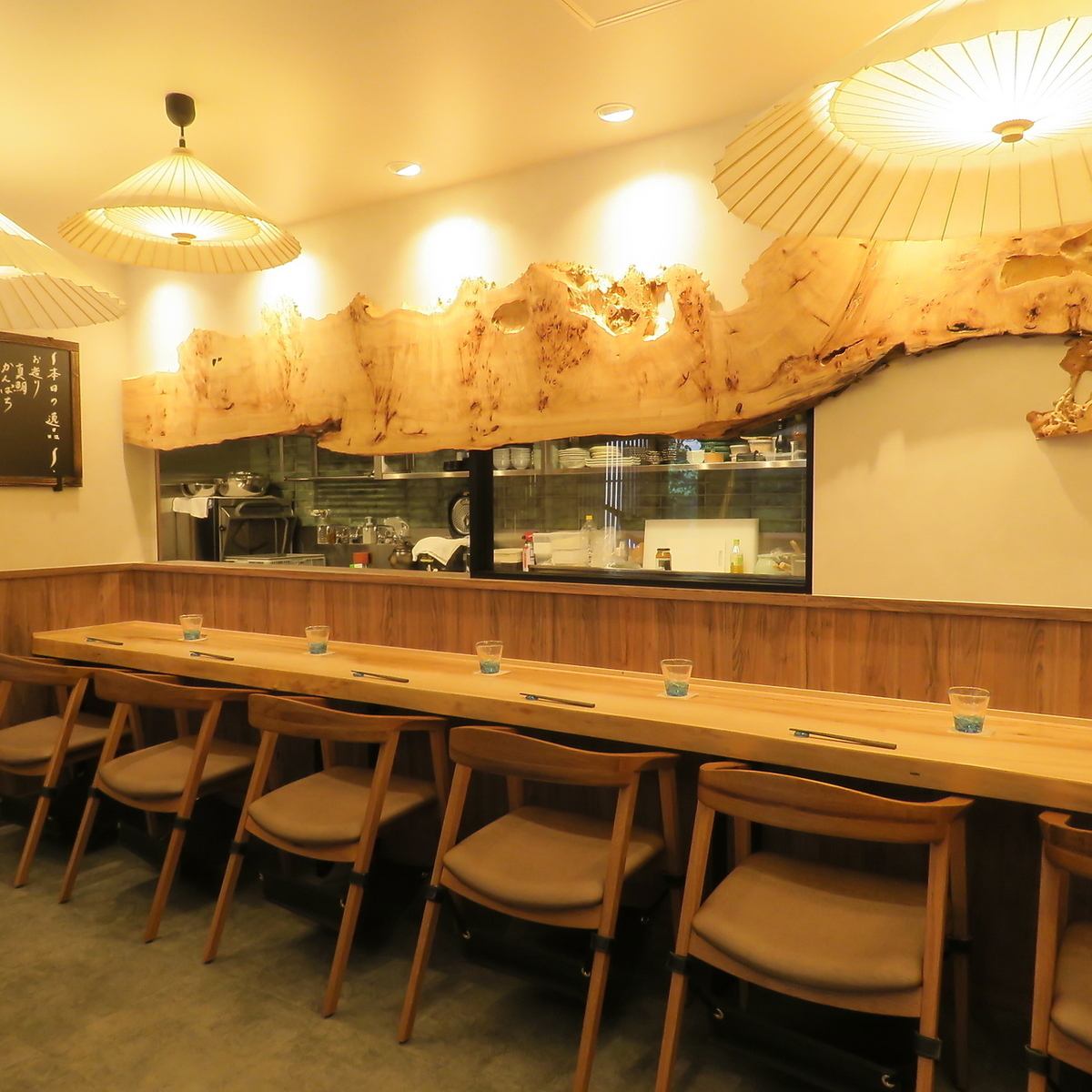 カウンター席をご用意しております。お一人様からご来店ください