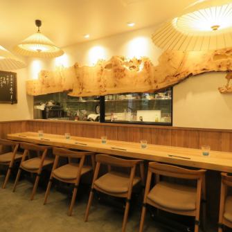 おひとり様も過ごしやすいカウンター席、デートや記念日に最適なテーブル席を完備。1軒目でのしっかりとしたお食事のほか、0次会や2次会でのご利用も大歓迎。お酒一杯からの気軽なご来店も承っております。お洒落で落ち着いた内観は、大切な方と過ごす特別な夜を演出してくれます。