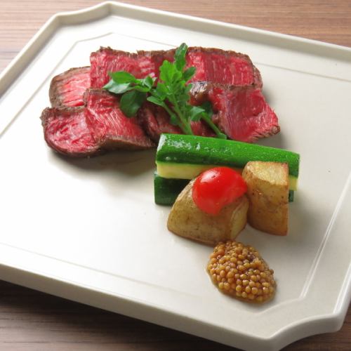 豊洲直送鮮魚のお造り三種盛りや、旬野菜の彩り盛り合わせなど自慢の一品メニューをご用意♪