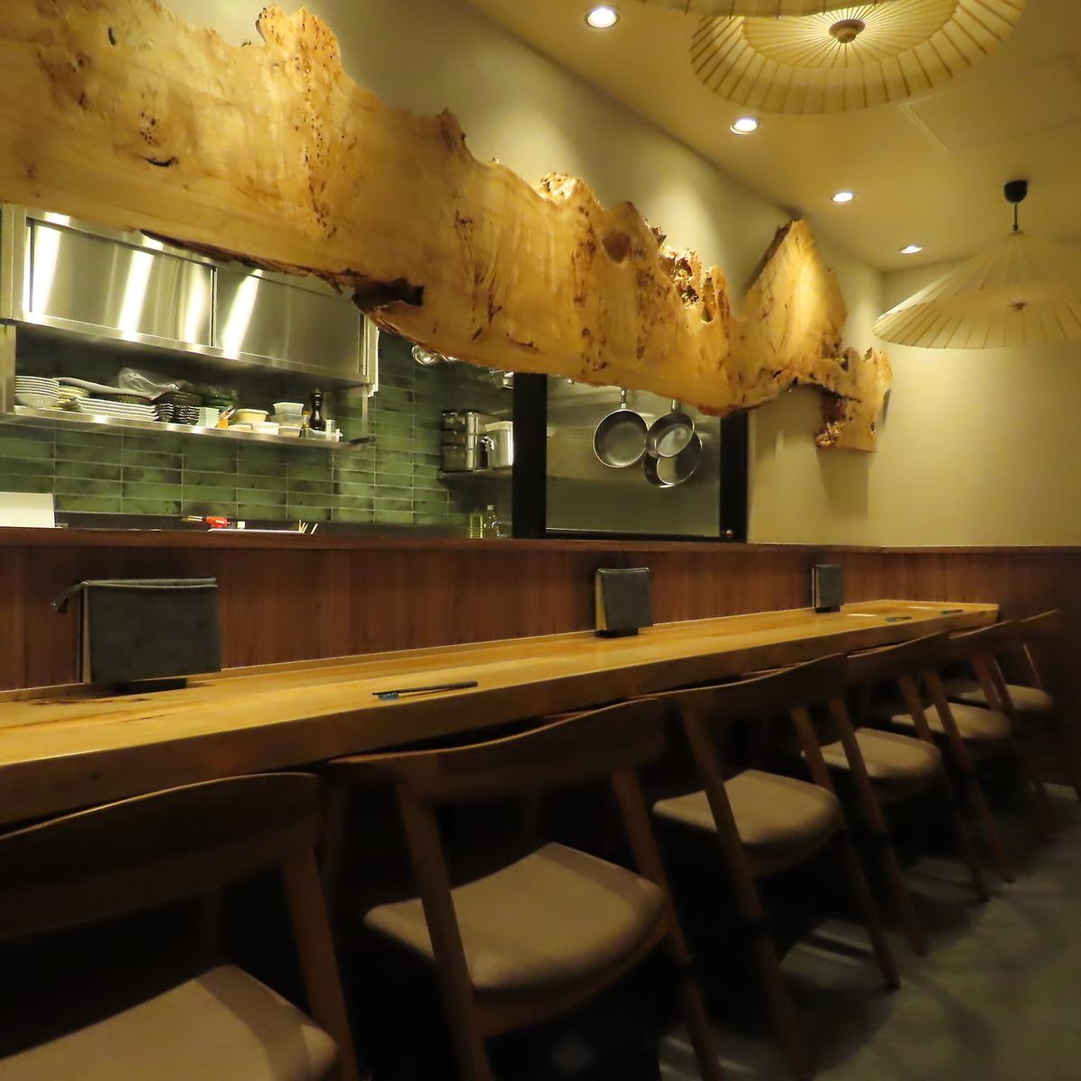 カウンター席をご用意しております。お一人様からご来店ください