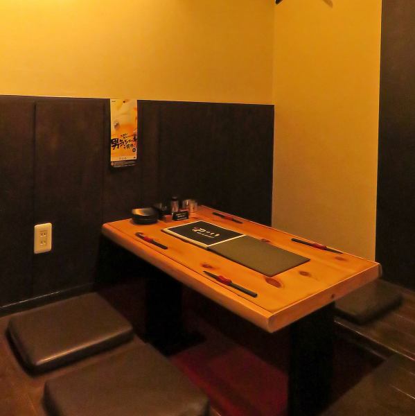 【掘りごたつ席】ゆったり寛げる掘りごたつ席。こちらはカーテンの仕切りで半個室風♪2名～最大30名までのご予約が可能です。店内は和を基調とした落ち着いた雰囲気。週末は事前予約がオススメ！会社宴会や打ち上げなど様々なご宴会のご予約お待ちしております！居酒屋　個室　掘りごたつ　日本酒　焼酎　