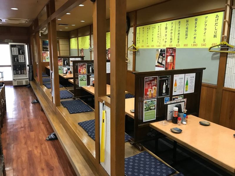 2~4名様向きのテーブルが7席。5~6名様向きのテーブル席が1席。つなげれば最大34名様まで着席可能な掘りごたつ式のテーブル席。