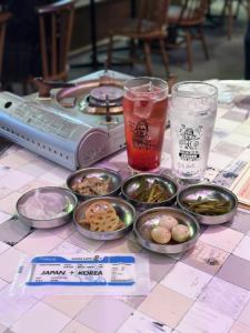 当店のおしぼりはチケット仕様♪韓国おつまみなどのお通し6種はおかわり自由◎