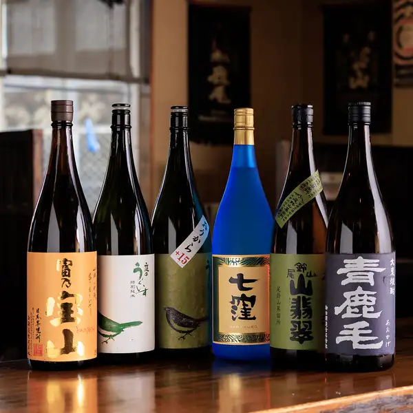 手羽先唐揚げに相性抜群な焼酎を、20種類以上と豊富に取り揃えております！特に本場・九州の銘柄を数多く厳選。定番からこだわりの一杯まで、時期によって仕入れが変わるため、訪れるたびに新たな味に出会えるのも魅力です。お気に入りの一杯を片手に、アツアツの手羽先を心ゆくまでご堪能ください。