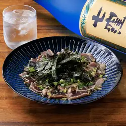 カツオのたたき ガーリックチップ添え
