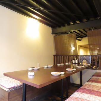 【広々としたテーブル席】5名～10名まで利用できる広々としたお席で仲間と一緒に美味しい料理とお酒をお楽しみください！少人数での食事会から大人数での集まりまで幅広くご利用いただけます◎