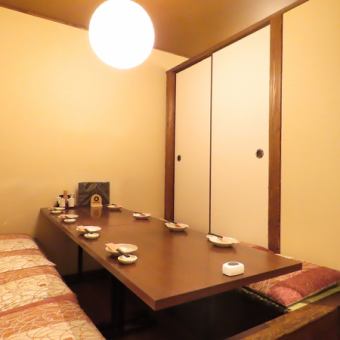 【半個室でプライベート感満載】友人や大切な人と楽しむにはぴったりの半個室が魅力的！最大8名までの掘りごたつ席で、リラックスしながら美味しい料理の数々とお酒をお楽しみください♪ 
