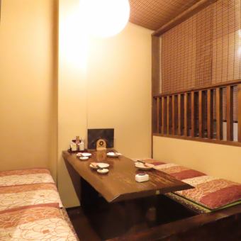 【ゆったりとした掘りごたつ席】6人まででゆったりとくつろげる掘りごたつ席が心地よい空間を提供してくれます♪お子様連れも歓迎！ご家族や仲間と一緒に素敵な時間をお過ごしください！