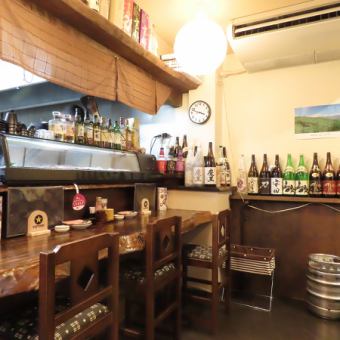 【昼飲みにも最適♪】 昼下がりのひとときに、美味しいお酒と新鮮な海の幸をゆったりと堪能できます♪ カウンター席のレイアウトは自由自在で、大切な方や友人との会話も弾むこと間違いなし！