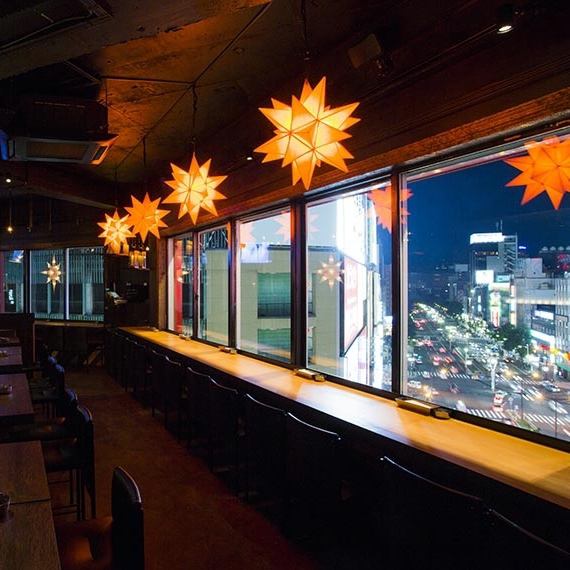 The window counter seats where you can see the night view from the 9th floor are popular for dates ♪ You can immerse yourself in a fantastic atmosphere inside the restaurant with glass walls on three sides!