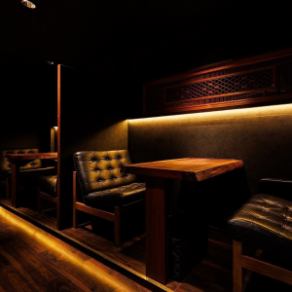 【1階・ソファー席/2名様席】JR小山駅南口から徒歩1分！小さな木の扉を開けると広がる、大人を魅了する秘密の隠れ家。ラグジュアリーな空間でジャパニーズウイスキーやワインを堪能いただけます。黒を基調にしたソファーで寛ぎながら、ゆっくり向かい合って会話をお楽しみください。女子会やデートに最適なお席です♪