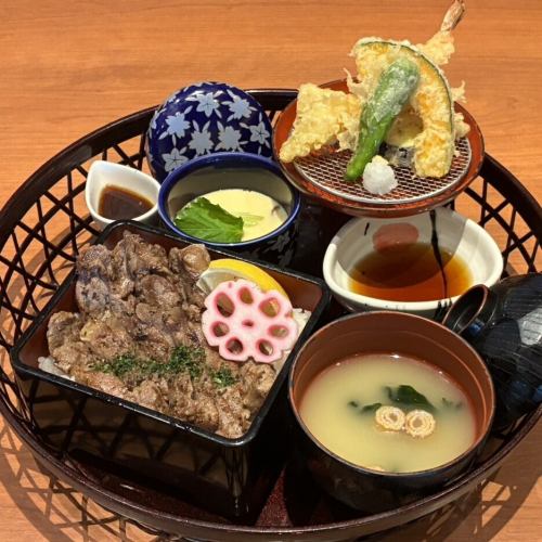 西冷牛排和嫩裙边牛排套餐（5月11日至7月3日，周一至周五，可使用200日元优惠券）