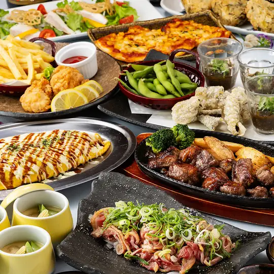 夏宴会【バラエティ】中落ちカルビステーキや親鶏たたき、名物オムソバ等《120分飲み放題付》