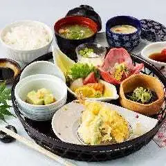 Enjoy a wide variety of meals, including set meals and dinner sets, both day and night!