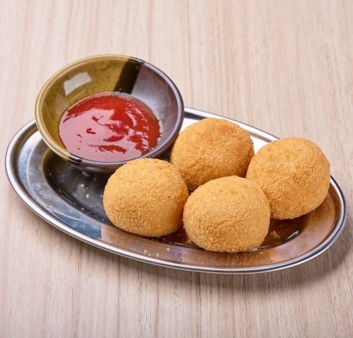 Cheese balls (4 pieces)
