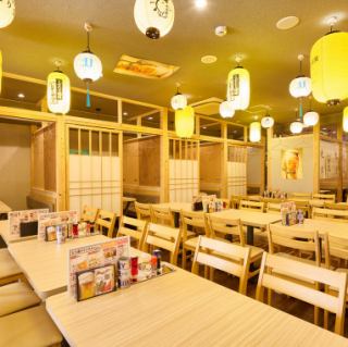 The bright and spacious restaurant has many movable table seats.By removing the dividers and connecting the rooms, it can be used flexibly for large groups.It's perfect for large groups, such as company parties or club launch parties!