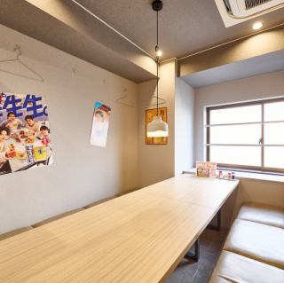 It is a completely private room where you can enjoy your own time.The subdued lighting and soft sofas create a special, hideaway-like atmosphere.It's the perfect space for casual conversation with friends or a date with someone special.