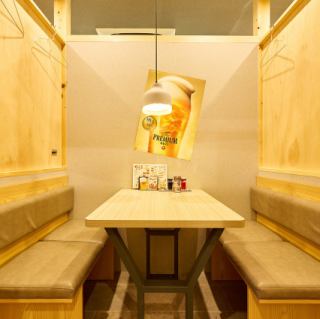 A private box seating area for 5-6 people, surrounded by wooden walls.The comfortable bench seats allow you to enjoy your meal in comfort, even for long periods of time.Ideal for friends or couples.Enjoy a special moment with delicious beer.