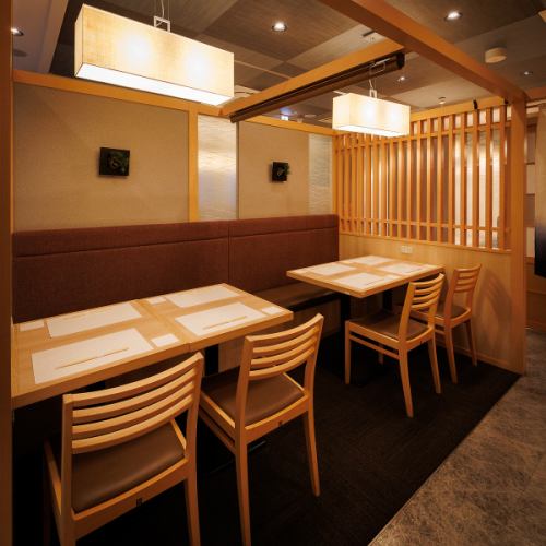 <p>高級感溢れる大人の小料理屋の雰囲気な店内は、調理が目の前で見えるライブ感溢れるカウンター席、ゆったりと座れる広々テーブル席、プライベート空間でお食事をお愉しみ頂ける完全個室席がございます。全てのお席でご予約を承ることが可能ですので、お気軽にお申し付けください。</p>