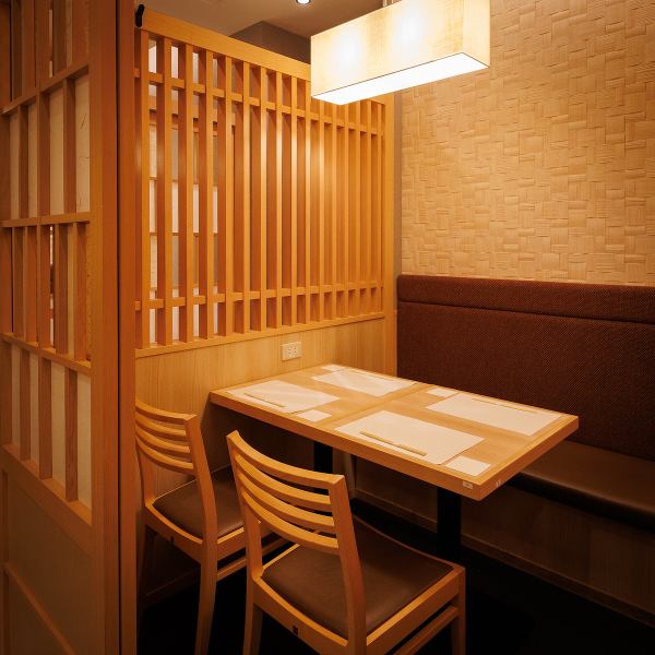 2名様～14名様向けの個室をご用意。デートからお勤め先での大人数宴会まで幅広いシーンに対応いたします。都会の喧騒を忘れる優雅なひと時をお過ごしください。