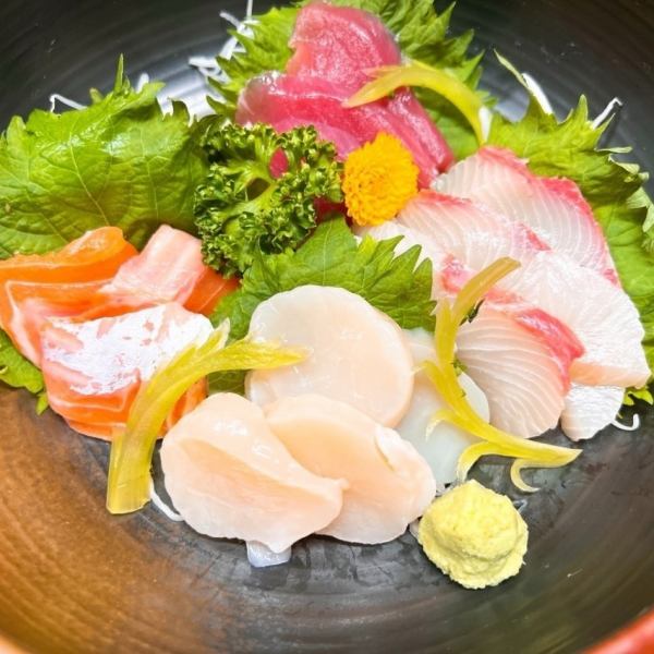 【每天早上從市場採購的大量時令海鮮製成的優質生魚片！】生魚片拼盤1,600日元（含稅）