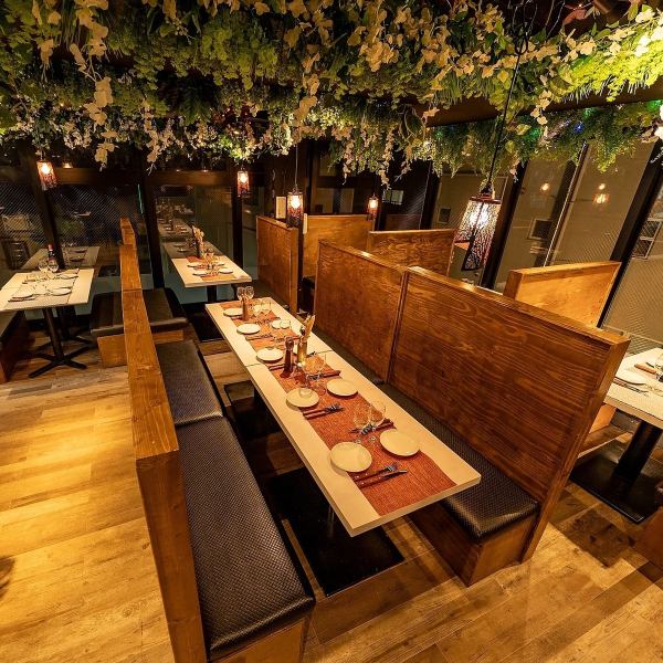 「BONE-T 三軒茶屋店」は、会社宴会や打ち上げ、歓送迎会などさまざまな宴会シーンに対応できる開放的な店内が魅力。広々としたテーブル席はゆったりと座れる配置で、グループでの利用も安心。Tボーンステーキやラムチョップ、渡り蟹のパスタなど、宴を彩る華やかな料理が並ぶ飲み放題付きコースはコスパ抜群！