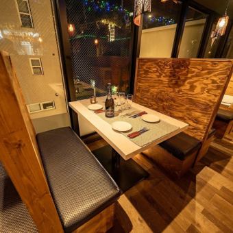 2~4명을 위한 테이블석은 부담없는 술자리와 친구와의 식사에 딱.차분한 조명과 세련된 인테리어가 편안한 공간을 연출합니다.쿠션 첨부의 소파석으로, 느긋하게 편히 쉬면서 슈라스코나 본격 이탈리안을 즐길 수 있는 것이 매력.퇴근길 한 잔에도 추천입니다.