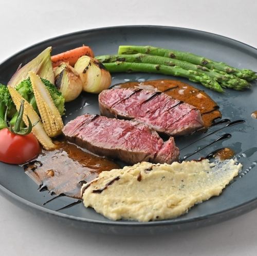 牛ランプステーキとグリル野菜プレート