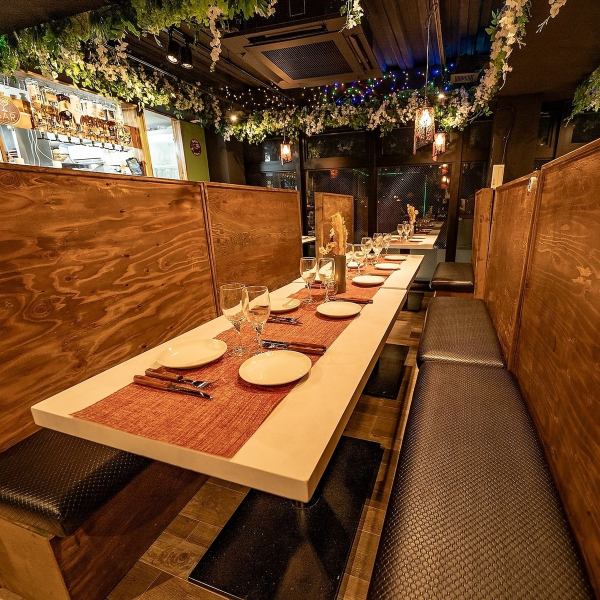 居心地の良い大人のダイニング。ゆったりと配置されたテーブル席は、グループでの食事はもちろん、デートや女子会にもぴったりです。ナチュラルさとスタイリッシュさを融合させた空間は、肩肘張らずに過ごせるのに、どこか非日常感を感じられるのが魅力。