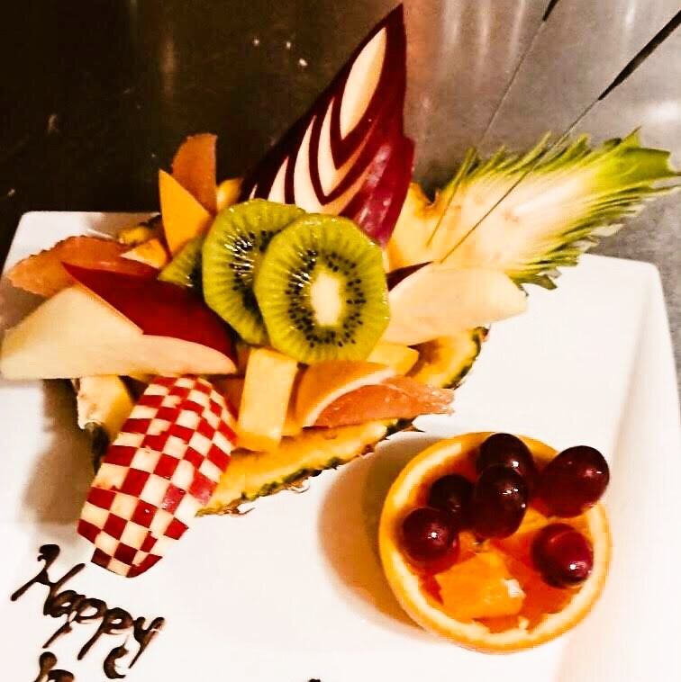 主役のネーム入り特製デザートプレートでサプライズ！素敵な日に