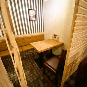 『ご来店頂いた全てのお客様にゆったりくつろげる空間を楽しんで頂きたい』がコンセプト！リニューアルを機に仕切りを増やしましたので、半個室の様な空間となっております◎