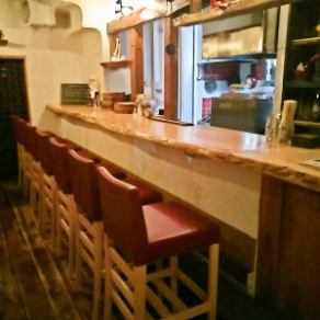 目の前で調理が見えるライブ感覚のカウンター席。お1人様でもふらりと立ち寄ってお寛ぎ頂ける空間となっております。