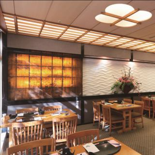 4名様掛けが10卓あるテーブル席は、海岸近くにあるので観光の際のお食事にもおすすめです。広々とした空間で、ゆったりとお食事をお楽しみいただけます。