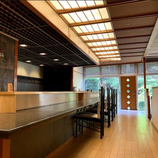 ゆったりとした8席のカウンター席は、お一人様でも気兼ねなくご利用いただけます。