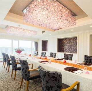 16名様までご利用いただける個室は、多くのご親戚が集まるお食事会に最適です。お子様のお料理も充実しており、安心してご利用いただけます。