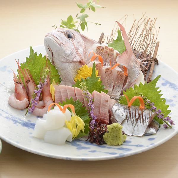 【旬の鮮魚お造り盛り合わせ☆】お肉だけでなく、魚にもこだわっています♪