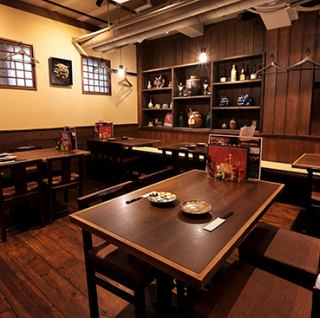 【4名様掛けテーブル】ご家族様やご友人の方と気軽にお食事を楽しんで頂けます。