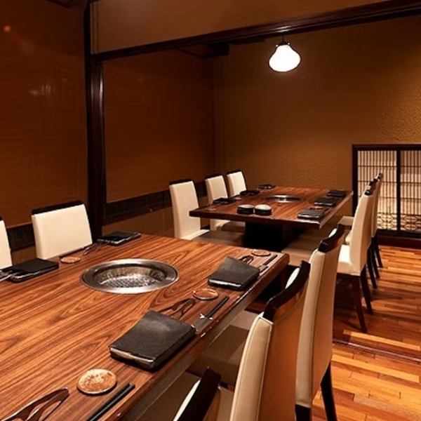 【上質な隠れ家で特別なひとときを】牛玄亭山王別館は、山王通りから少し入った閑静な場所にあり、階段を上がった先に広がる非日常的な空間が特徴です。木のぬくもりに包まれた落ち着いた雰囲気の中で、心和むひとときをお楽しみいただけます。美味しい料理とともに、静けさを感じながら特別な時間を過ごすことができます。