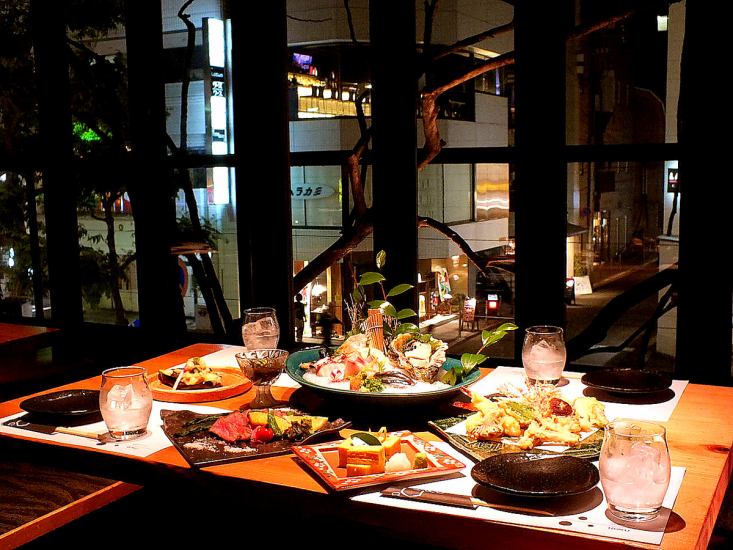 因綠樹成蔭的氛圍而引人注目的時尚空間。享受廣島縣的食材×純正的日本料理×創意料理