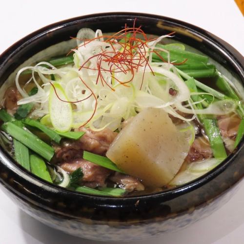 ネギニラたっぷり国産牛スジ煮込み